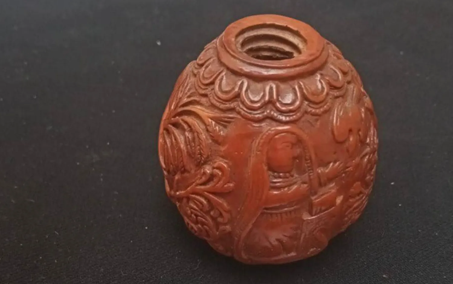 قنينة تحمل زخارف نباتية في المعرض الأثري المؤقت (وزارة السياحة والآثار)