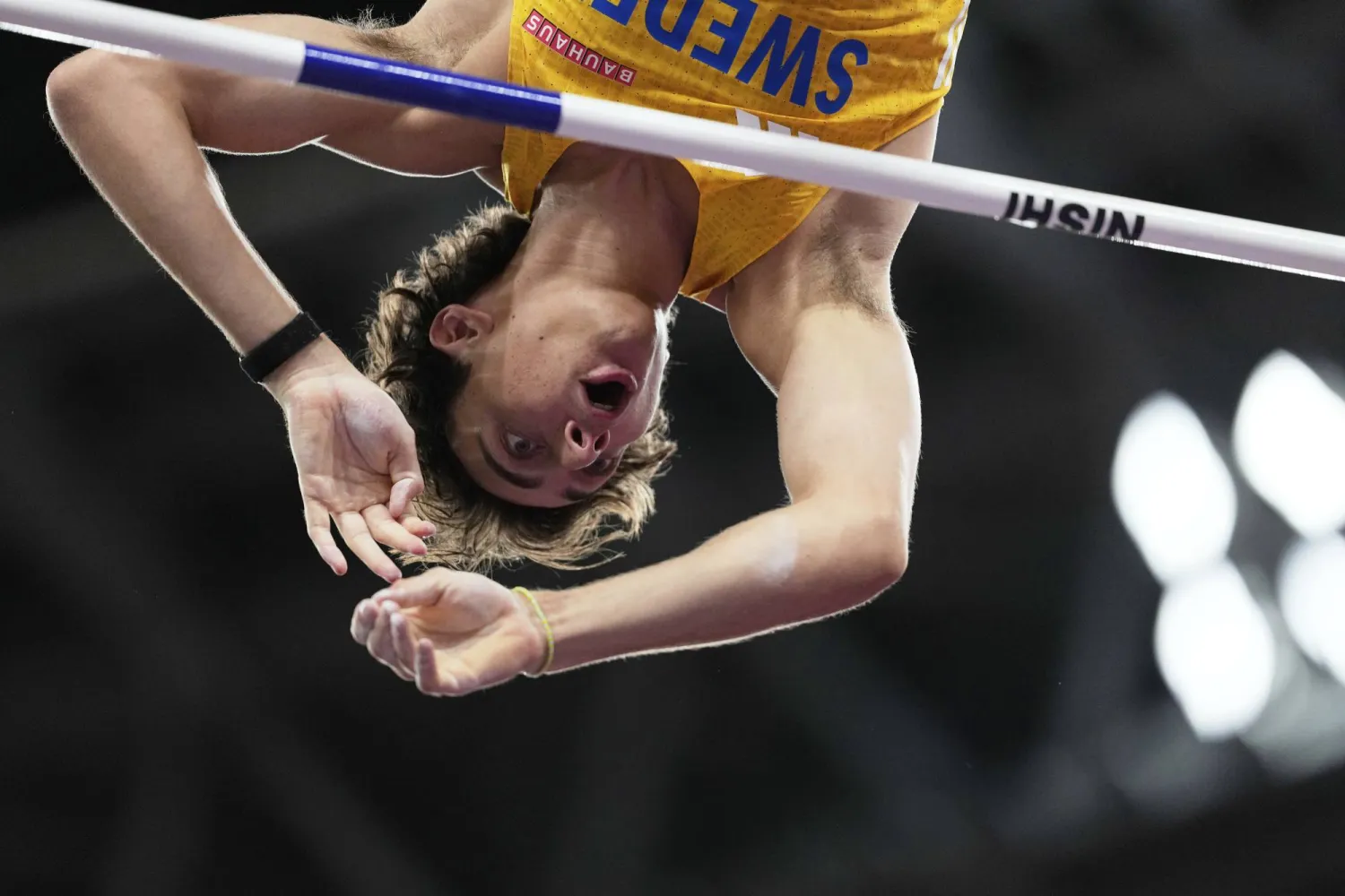 القافز بالزانة الأسطوري موندو دوبلانتيس (أ.ب)