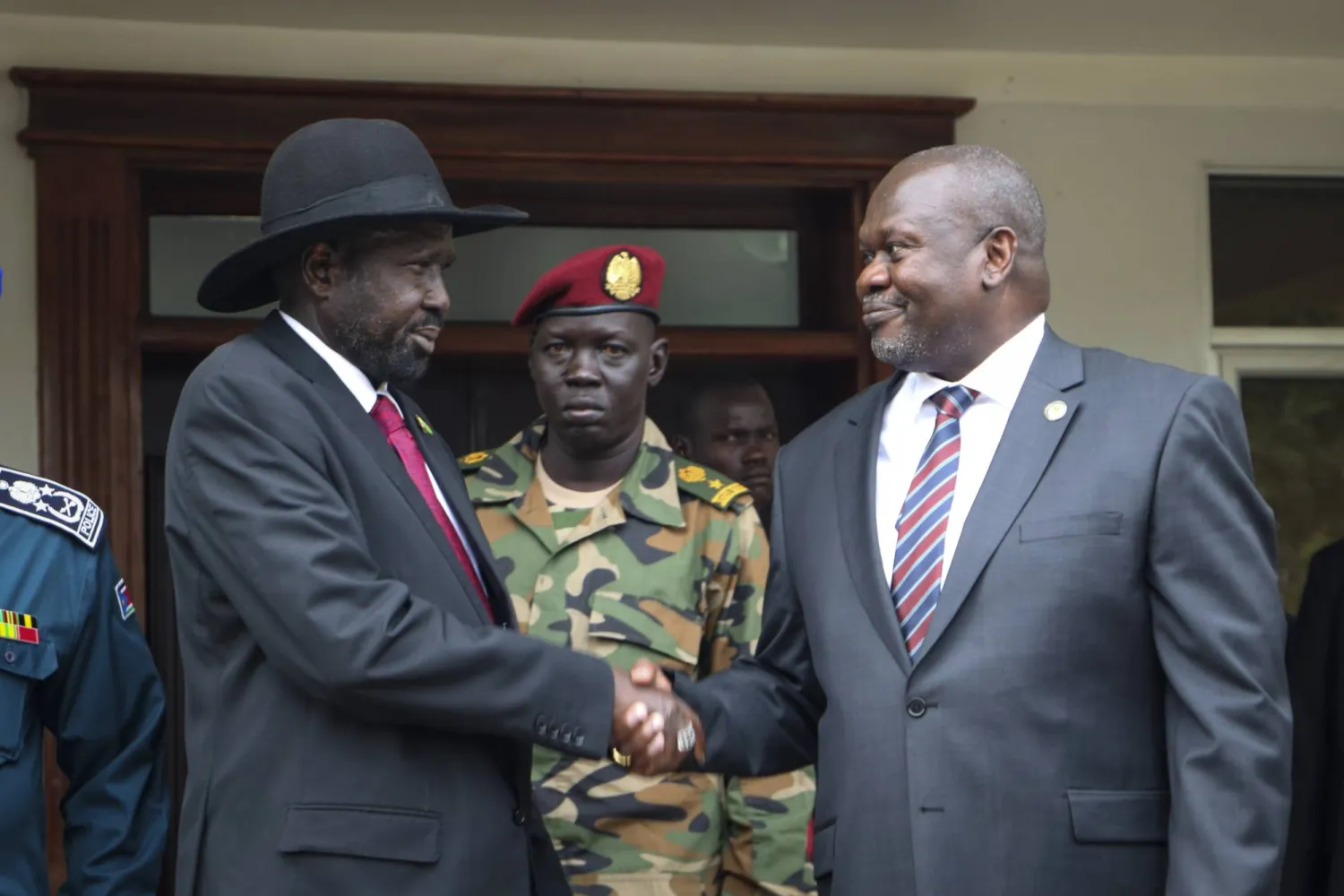 ريك مشار النائب السابق لرئيس جمهورية جنوب السودان (يمين) مع الرئيس سلفا كير في جوبا (أرشيفية - أ.ب)