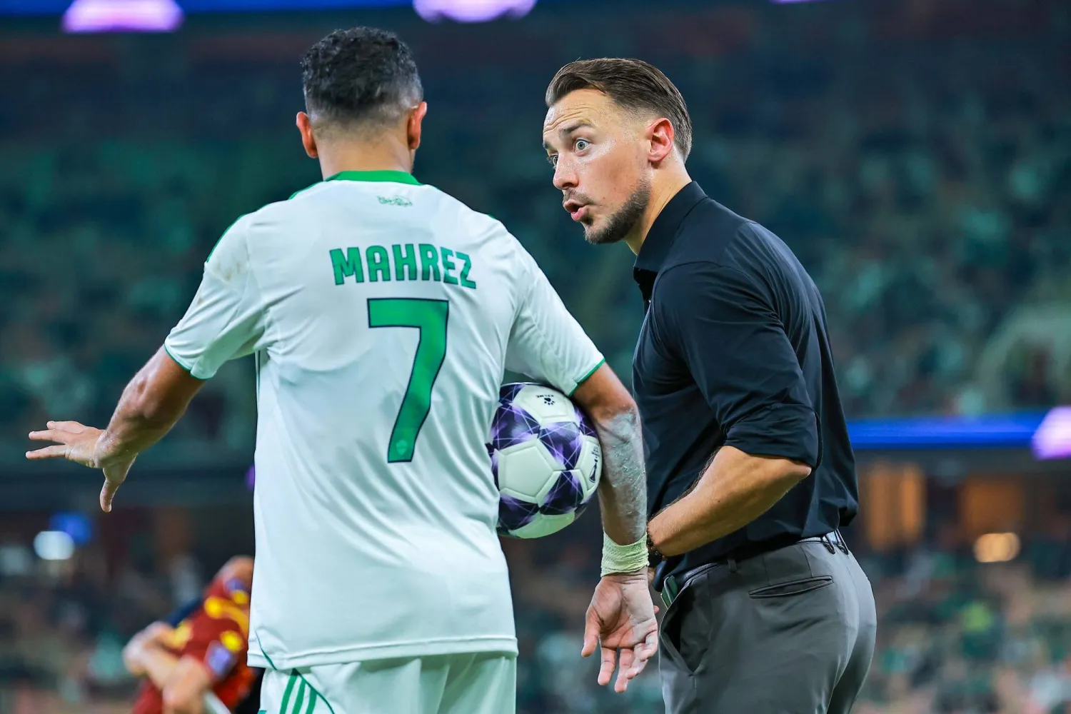 يايسله مدرب الأهلي في حديث مع رياض محرز (تصوير: محمد المانع) 