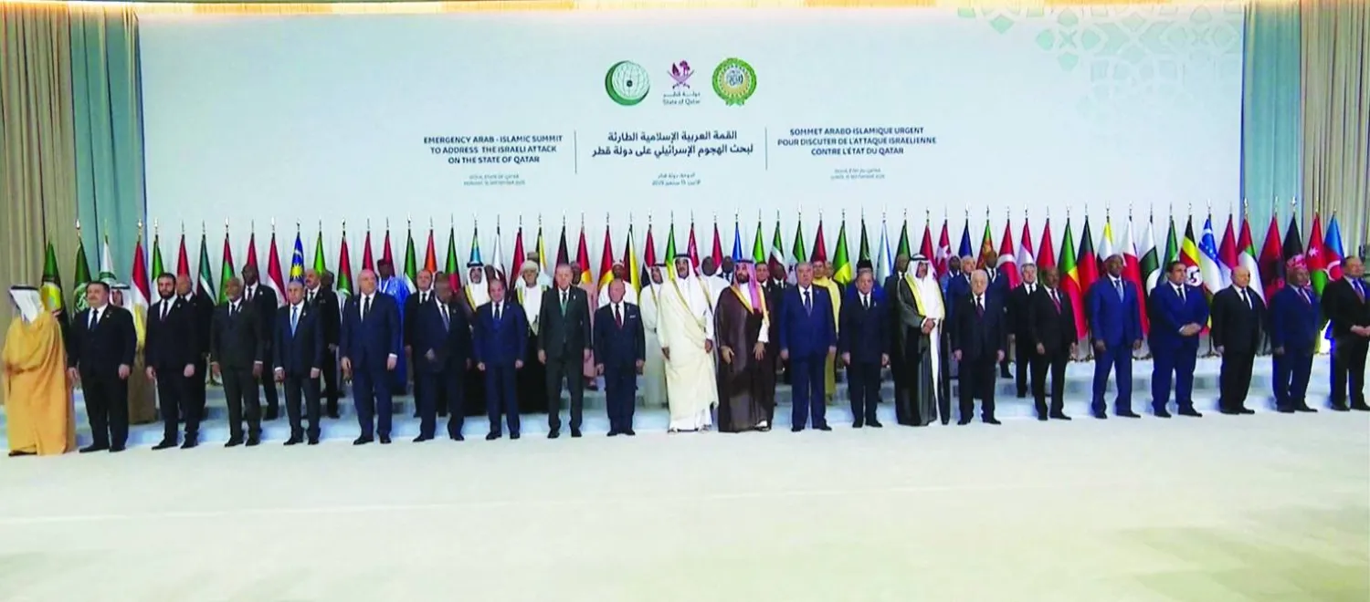 قادة وممثلو الدول المشاركة في القمة العربية -الإسلامية الطارئة في الدوحة أمس (رويترز)