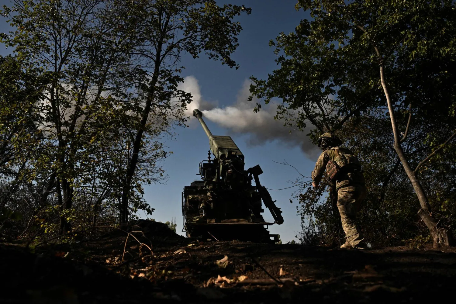 جندي أوكراني يطلق نيران مدفعه باتجاه القوات الروسية على خط المواجهة في منطقة زابوريجيا (رويترز)
