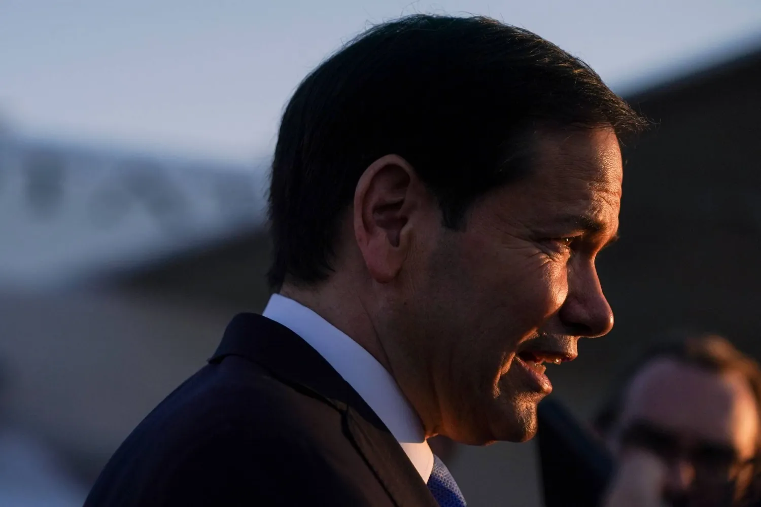 وزير الخارجية الأميركي ماركو روبيو يتحدث إلى الصحافة لدى مغادرته تل أبيب إلى قطر بعد زيارة رسمية في مطار بن غوريون الدولي (أ.ف.ب)