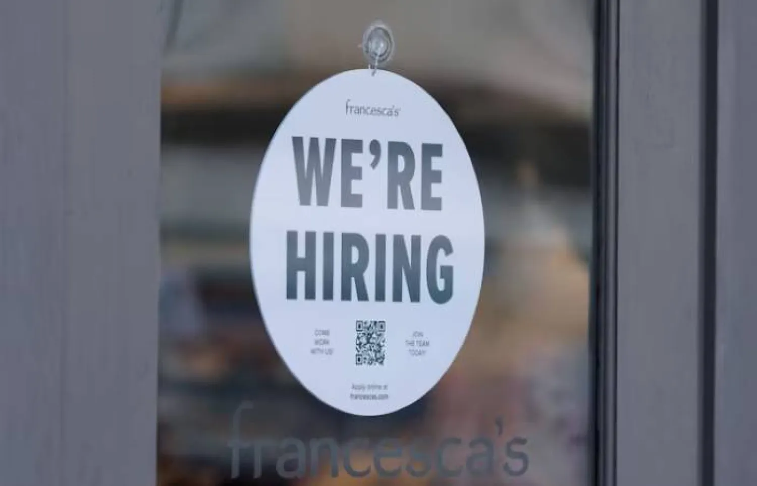 لافتة «نحن نوظف» على متجر في إنسينيتاس (رويترز)