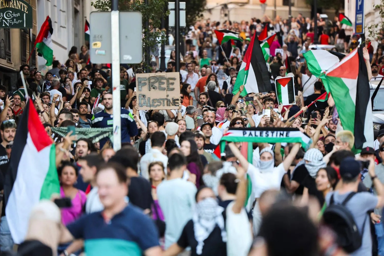 هذه الأحداث كانت حالات معزولة ولا يمكن مقارنتها بحجم المظاهرات الكبيرة (أ.ف.ب)