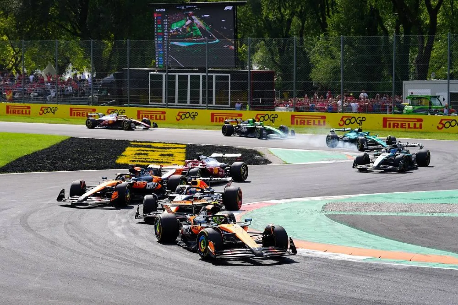 07 September 2025, Italy, Monza: British Formula One driver Lando Norris of team McLaren takes the lead on lap 2 during the Italian Formula One Grand Prix at the Autodromo Nazionale Monza circuit. (dpa) 