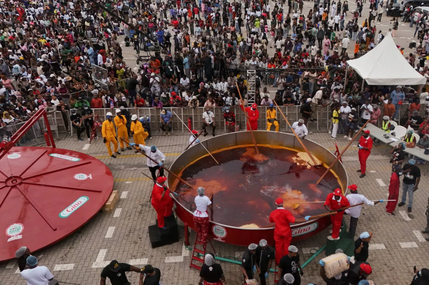 غولوف عملاق يهزّ موسوعة «غينيس» (رويترز)