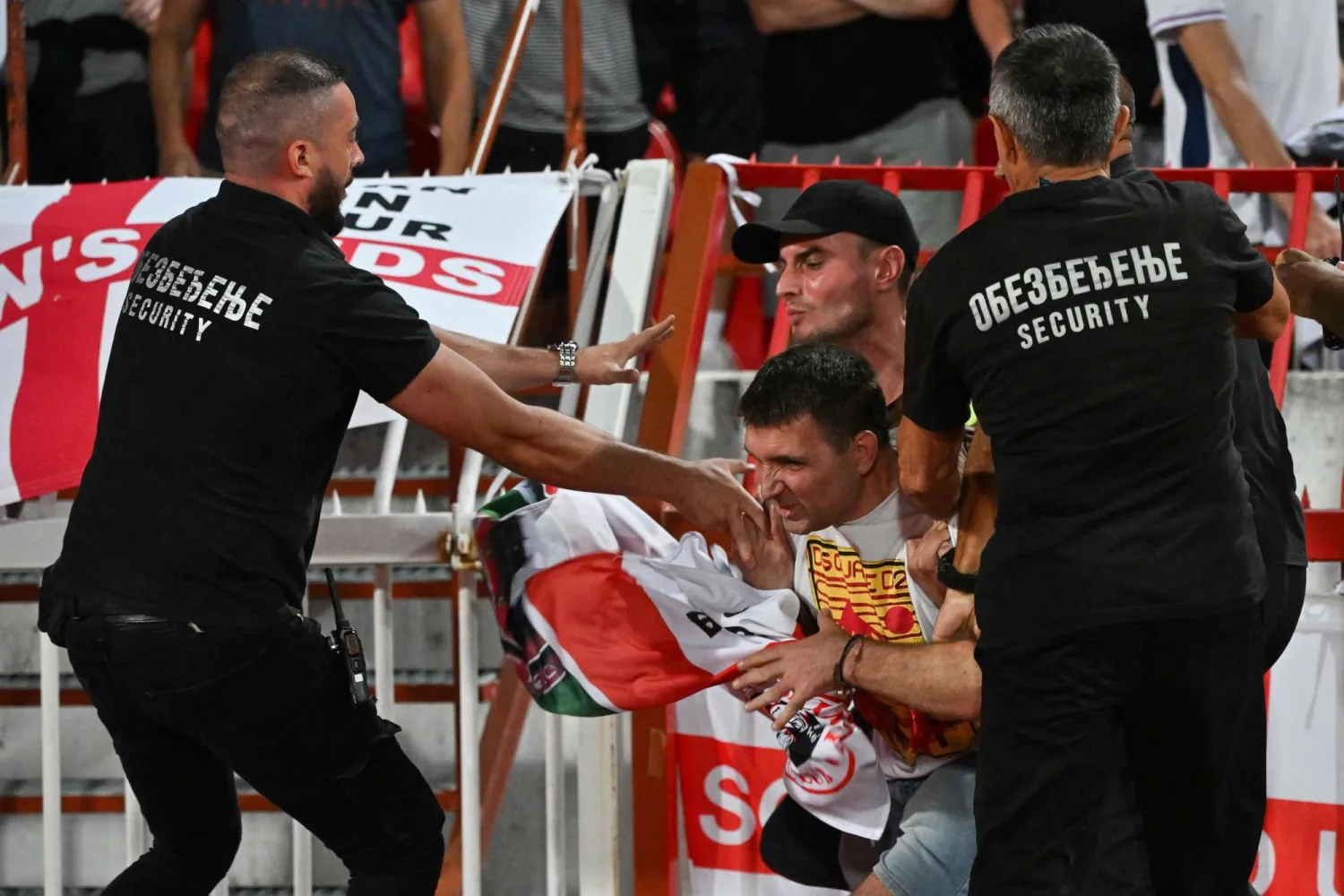 أوقف أفراد الأمن مشجعاً صربياً حاول سرقة علم إنجلترا (أ.ف.ب)