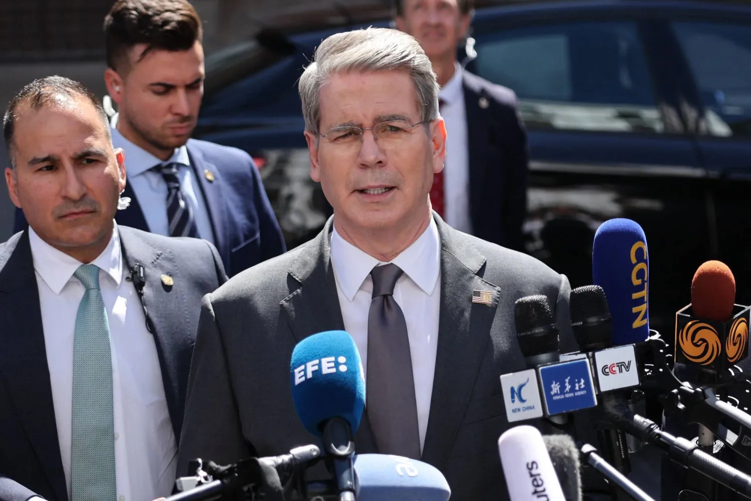 سكوت بيسنت خلال مؤتمر صحافي بعد محادثات مع نائب رئيس الوزراء الصيني في مدريد 15 سبتمبر 2025 (أ.ف.ب)