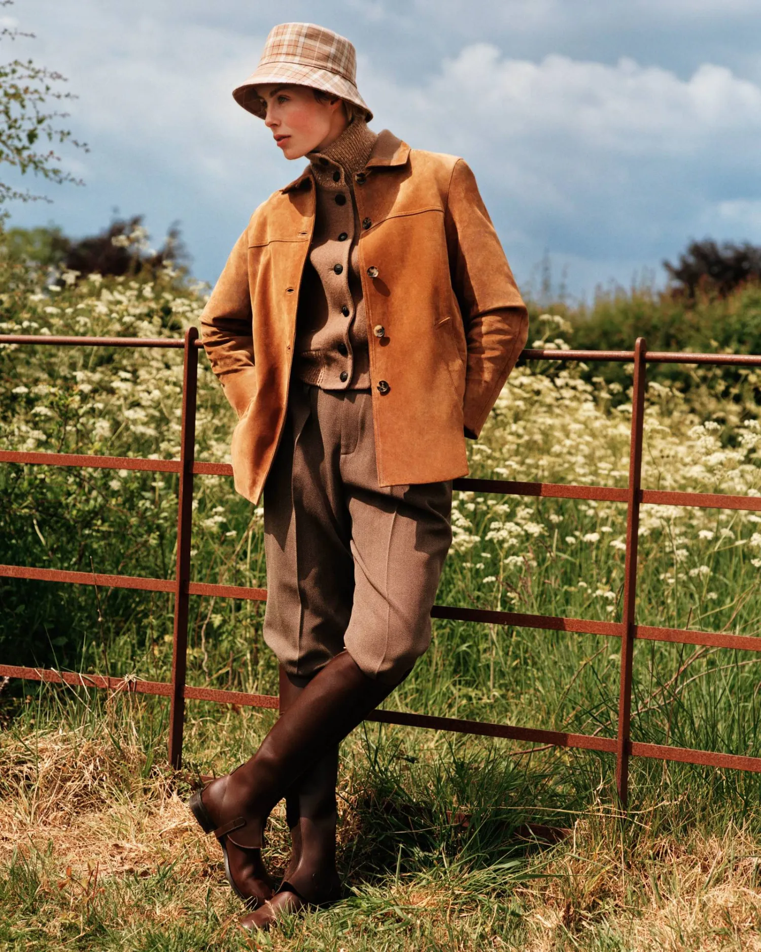 «لورو بيانا» طرحت مجموعة محدودة من القطع المستوحاة من الريف الإنجليزي منها سترات من التويد والشامواه (لورو بيانا)