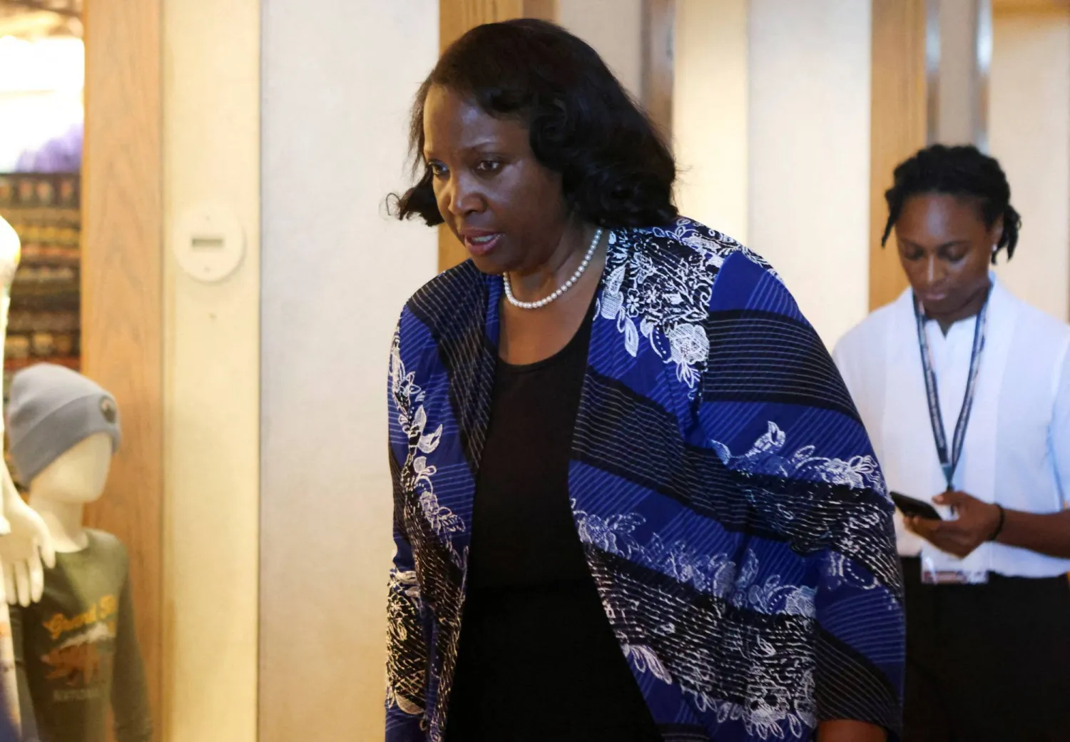 ليزا كوك خلال مشاركتها في مؤتمر «جاكسون هول» الشهر الماضي (رويترز)