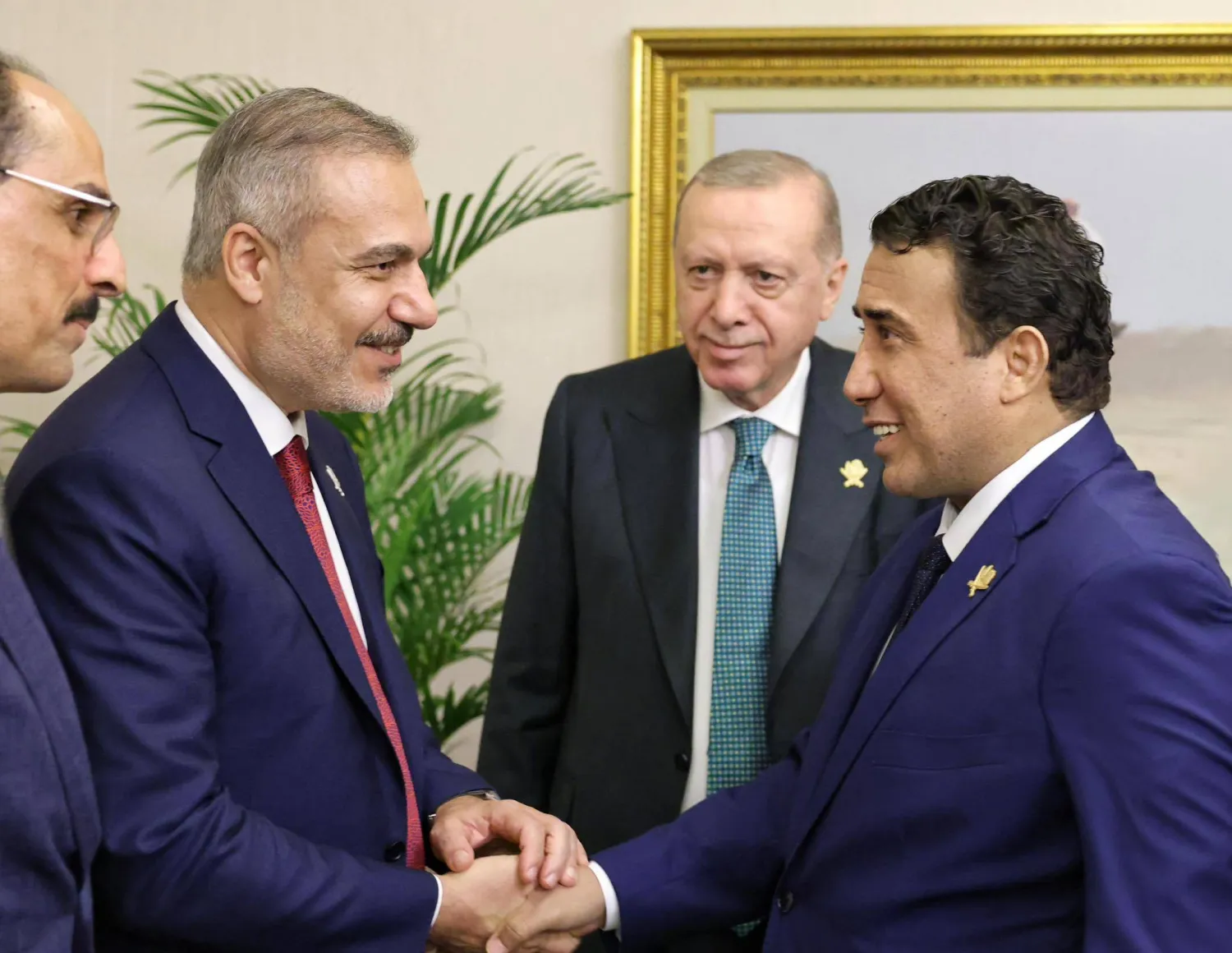 المنفي وإردوغان ووزير الخارجية التركي هاكان فيدان في لقاء على هامش قمة الدوحة (المجلس الرئاسي الليبي)