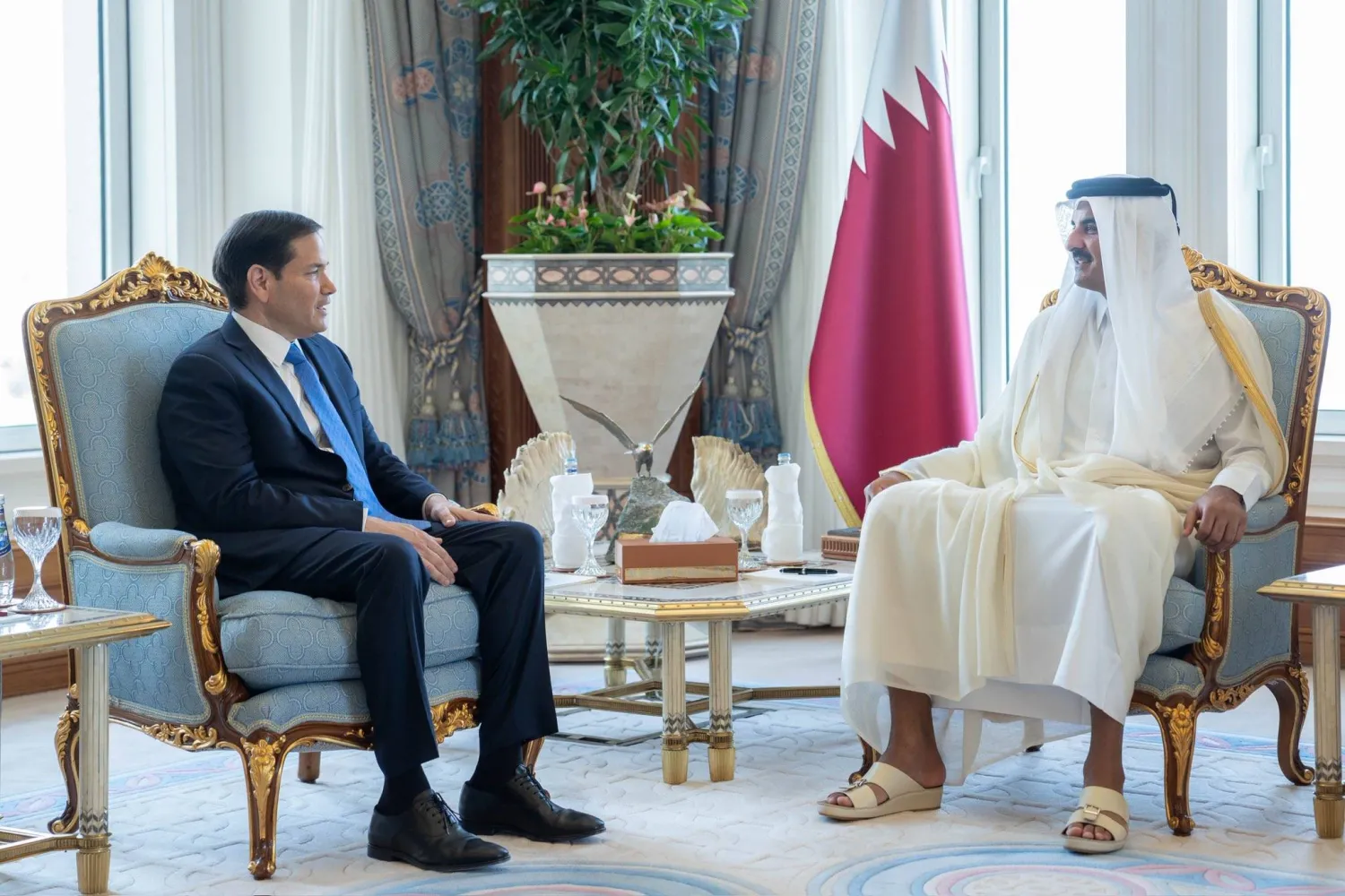 أمير قطر خلال مباحثاته مع وزير الخارجية الأميركي في الدوحة الثلاثاء (الديوان الأميري)