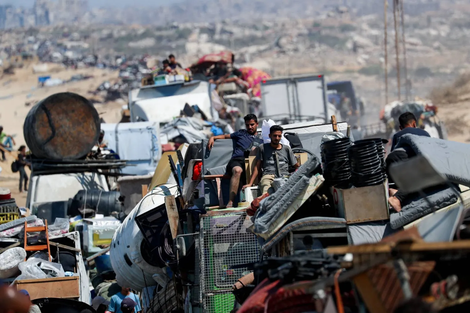 نازحون من شمال غزة يوم الثلاثاء بعد أن أمرت القوات الإسرائيلية سكان مدينة غزة بالتوجه جنوباً (رويترز)