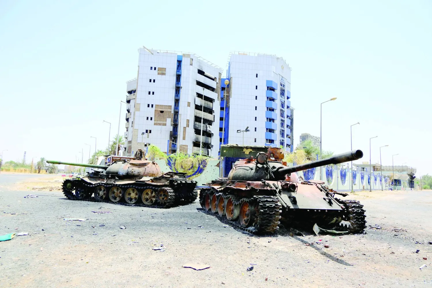 دبابتان متضررتان أمام مبنى «البنك المركزي» السوداني في الخرطوم (رويترز)