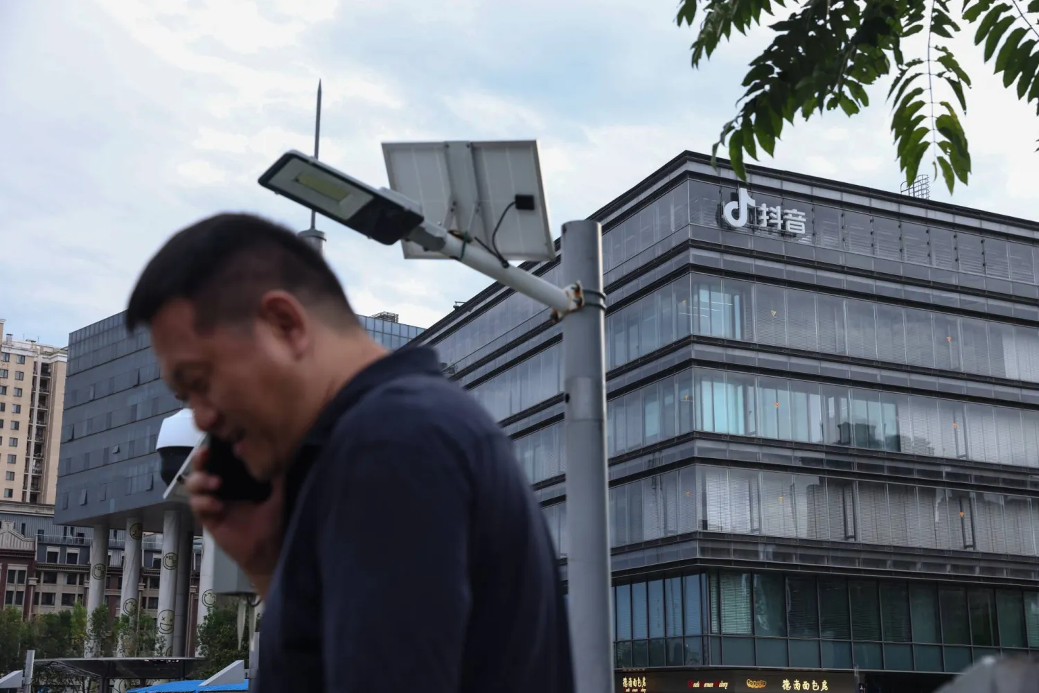 رجل يمر أمام مقر شركة «بايت دانس» مالكة تطبيق «تيك توك» في العاصمة الصينية بكين (إ.ب.أ)