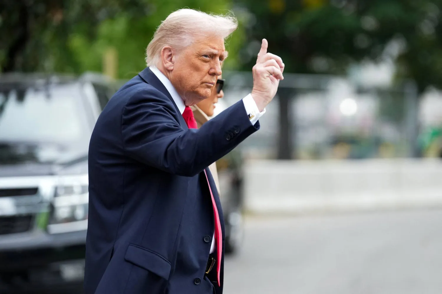 ترمب والسيدة الأولى ميلانيا يسيران على متن طائرة مارين وان للمغادرة في زيارة دولة إلى بريطانيا (رويترز)