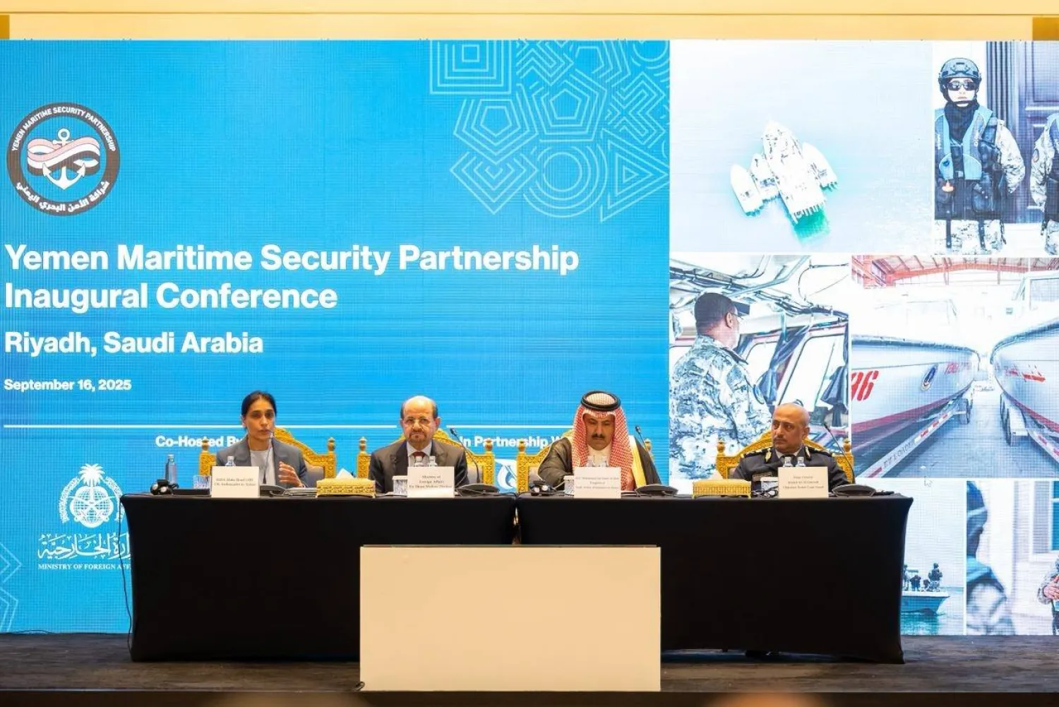 وزير الخارجية اليمني إلى جانب السفير السعودي والسفيرة البريطانية وقائد خفر السواحل اليمنية (السفارة البريطانية)