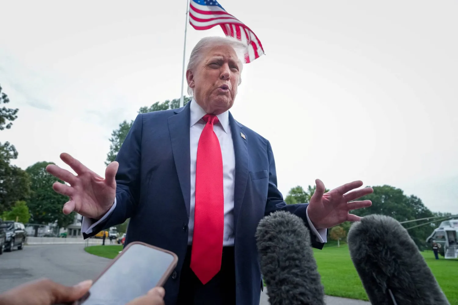 دونالد ترمب يتحدث إلى وسائل الإعلام قبل مغادرته في زيارة إلى بريطانيا 16 سبتمبر 2025 (رويترز)