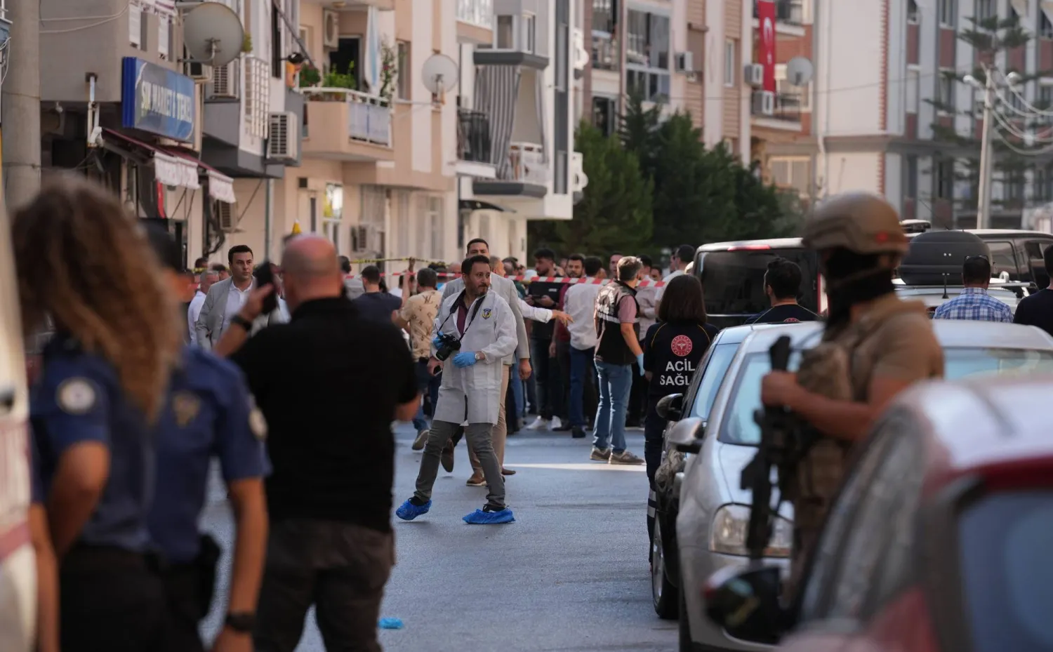 عناصر أمن بموقع الهجوم على مركز الشرطة في إزمير (إعلام تركي)