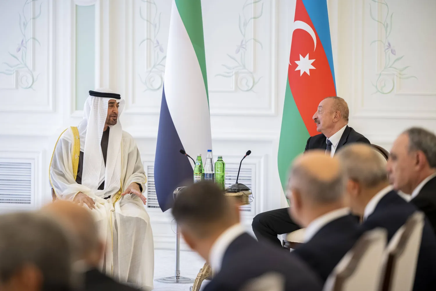 الشيخ محمد بن زايد آل نهيان وإلهام علييف رئيس أذربيجان خلال توقيع مجموعة من مذكرات التفاهم (وام)