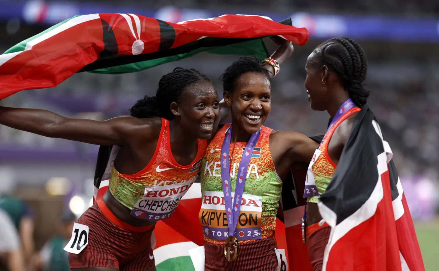 الكينية فيث كيبييغون تحتفل بلقب 1500 متر (إ.ب.أ)