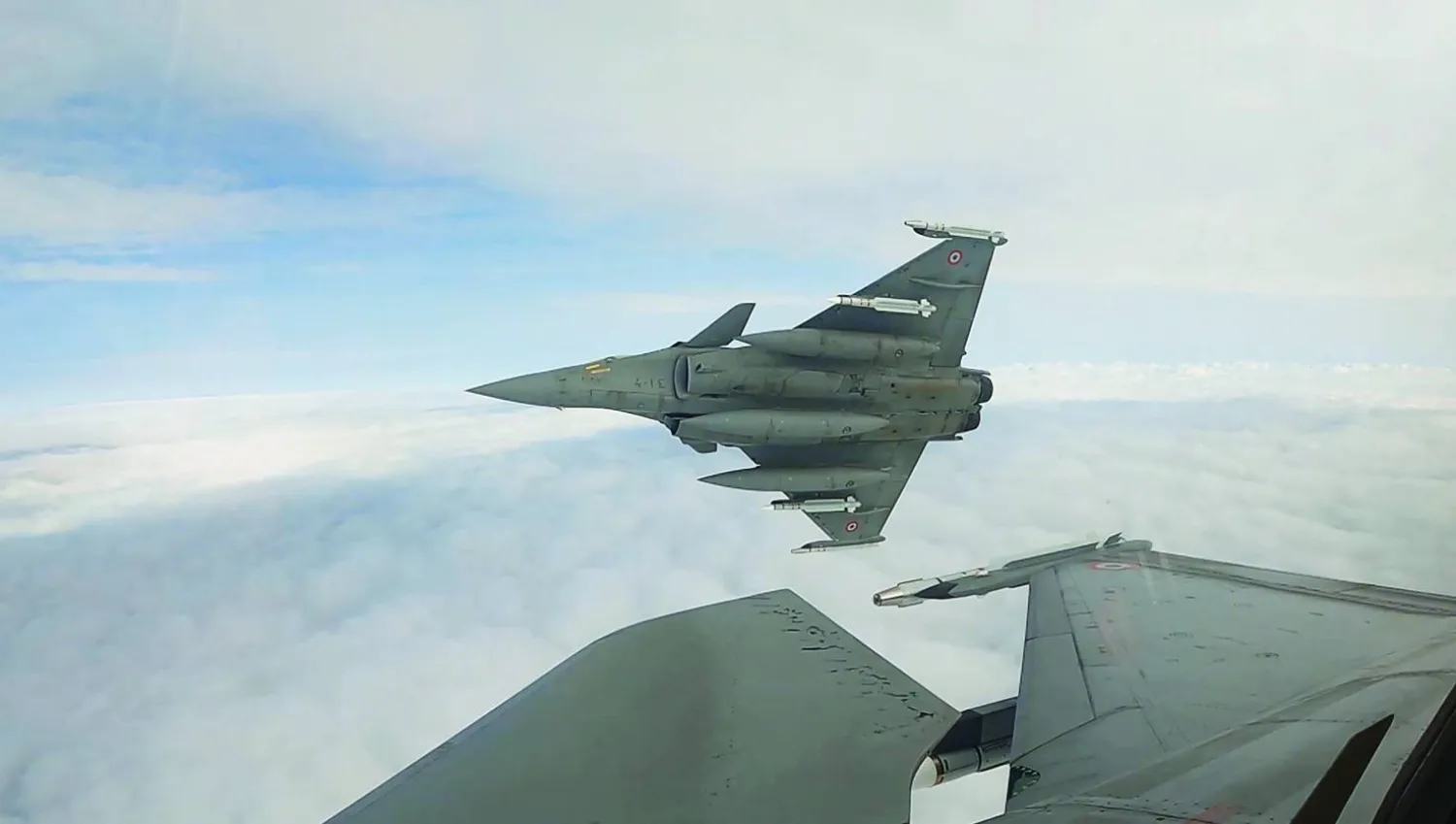 طائرة «رافال» فرنسية تحلّق بأجواء بولندا يوم 13 سبتمبر الحالي في إطار تعزيز حلف «الناتو» دفاعاته على الجبهة الشرقية ضد روسيا بعدما اخترقت مسيّرات روسية المجال الجوي البولندي (الجيش الفرنسي - أ.ف.ب)