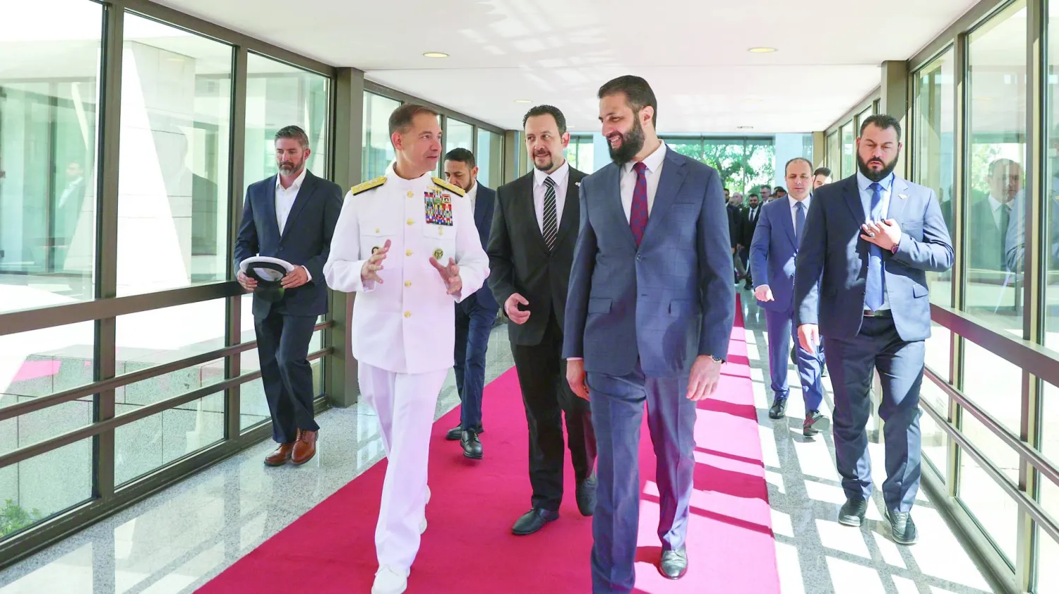 الرئيس السوري أحمد الشرع مستقبلاً قائد القيادة المركزية الأميركية براد كوبر الأسبوع الماضي (الرئاسة السورية)