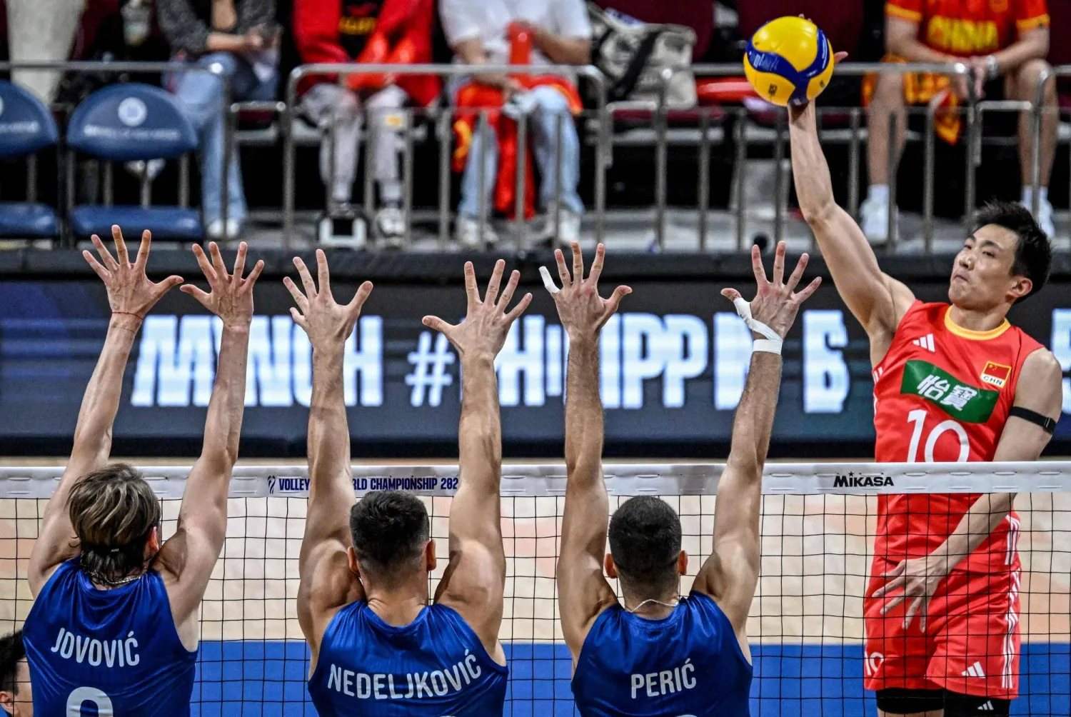 منتخب صربيا فاز على نظيره الصيني في مونديال الطائرة (أ.ف.ب)