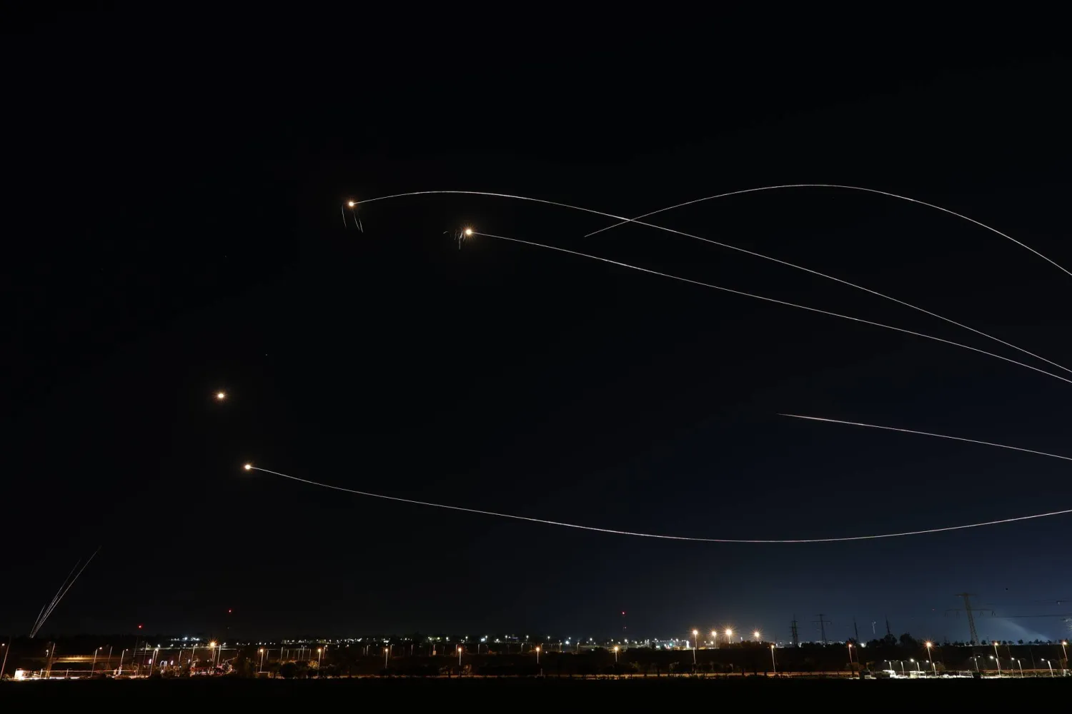 القبة الحديدية الإسرائيلية تعترض صواريخ فوق سديروت (د.ب.أ)