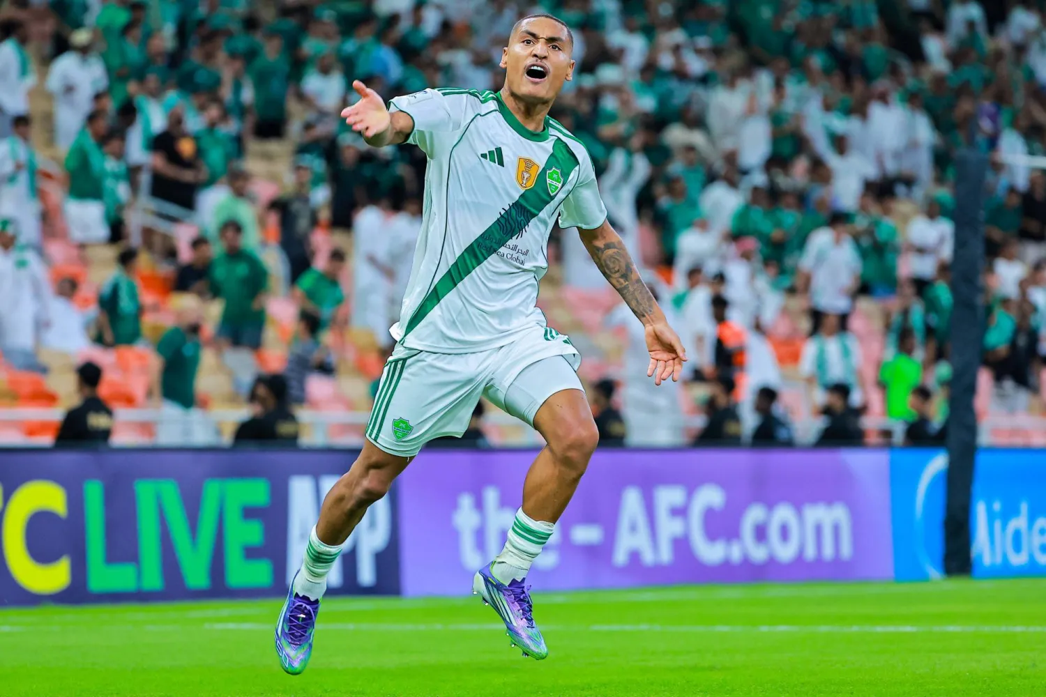 بسرعة البرق يُسجل الفرنسي إنزو ميلوت نفسه نجماً بارزاً ومؤثراً في صفوف الأهلي (تصوير: محمد المانع) 