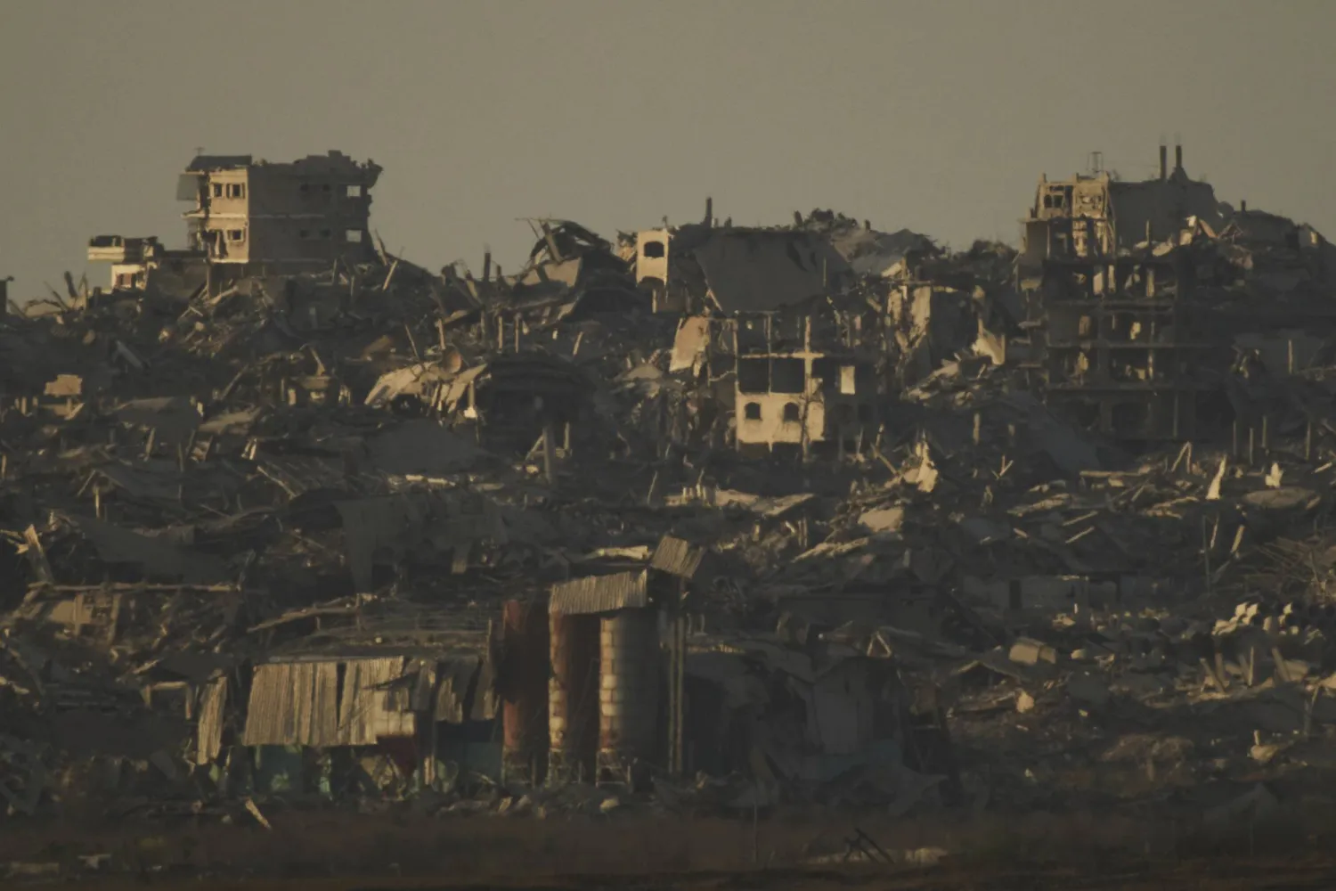 مبانٍ دمَّرتها العمليات البرية والجوية الإسرائيلية في شمال قطاع غزة (أ.ب)