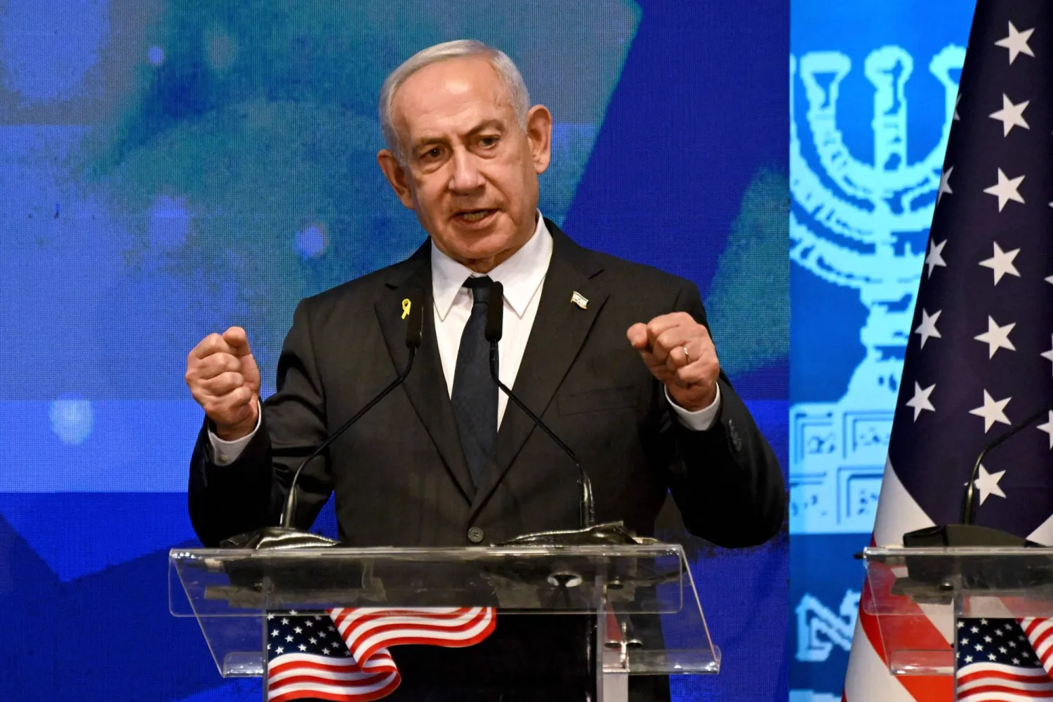 رئيس الوزراء الإسرائيلي بنيامين نتنياهو يتحدث إلى أعضاء الوفد الحزبي من المشرعين الأميركيين في وزارة الخارجية في القدس، 15 سبتمبر 2025 (أ.ف.ب)