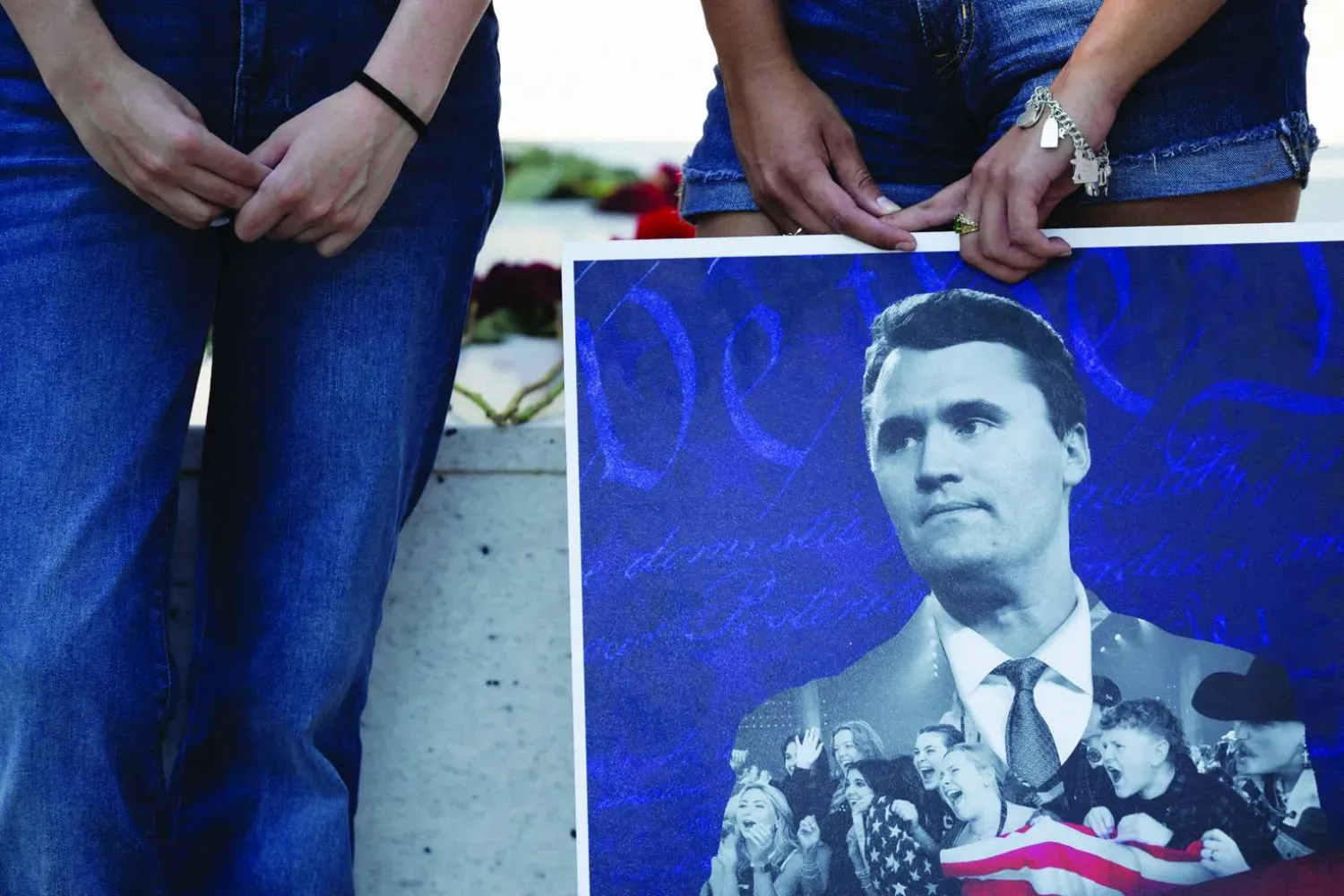 Houston Üniversitesi'nde aktivist Charlie Kirk'ün posterini elinde tutan bir protestocu (Reuters)