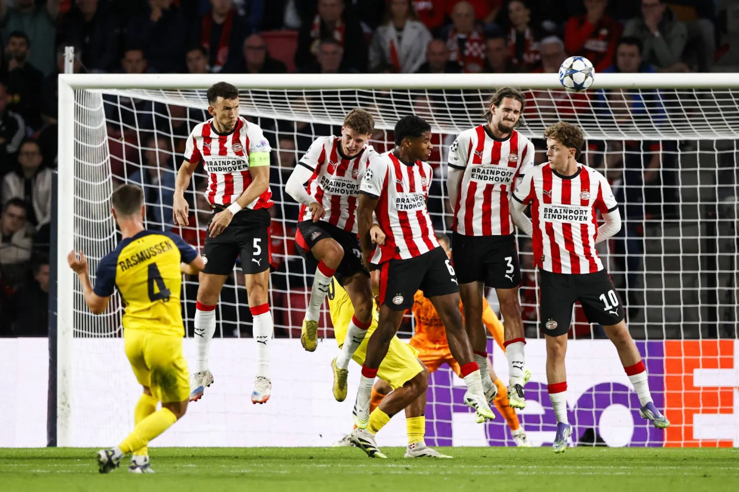 سان جيلواز هزم أيندهوفن بأرضه بثلاثية (أ.ف.ب)