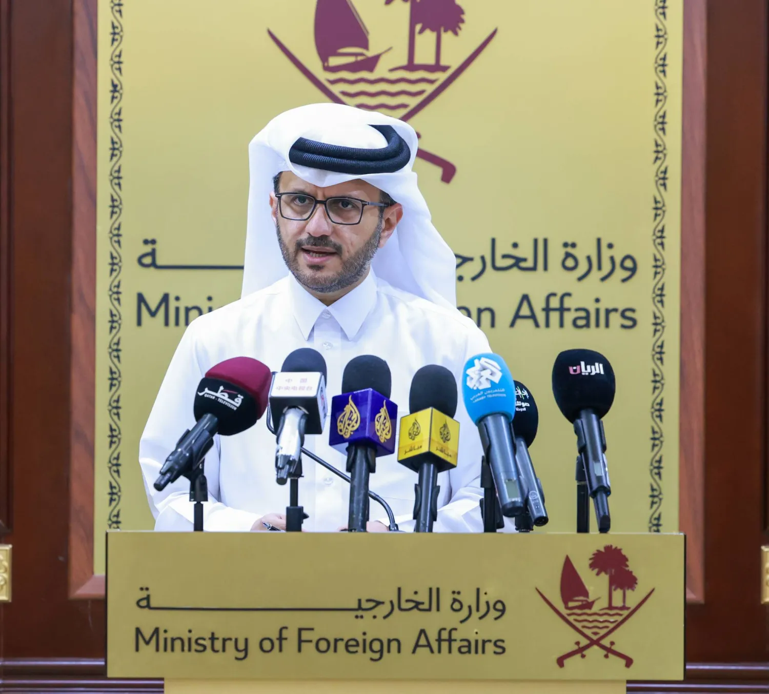 ماجد الأنصاري يتحدث خلال الإحاطة الأسبوعية لوزارة الخارجية القطرية الثلاثاء (قنا)