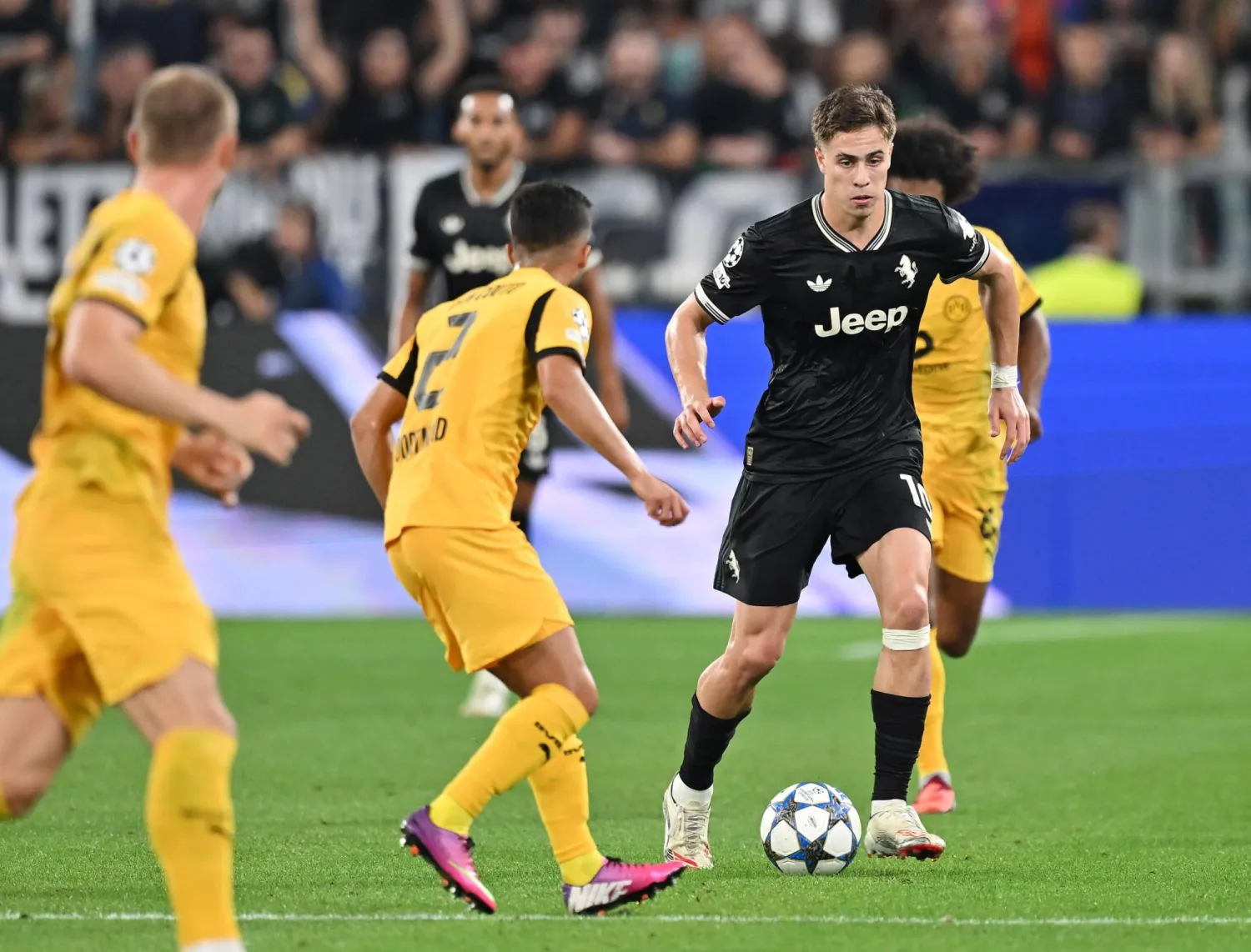 التعادل 4/4 حكم مواجهة يوفنتوس ودورتموند (إ.ب.أ)