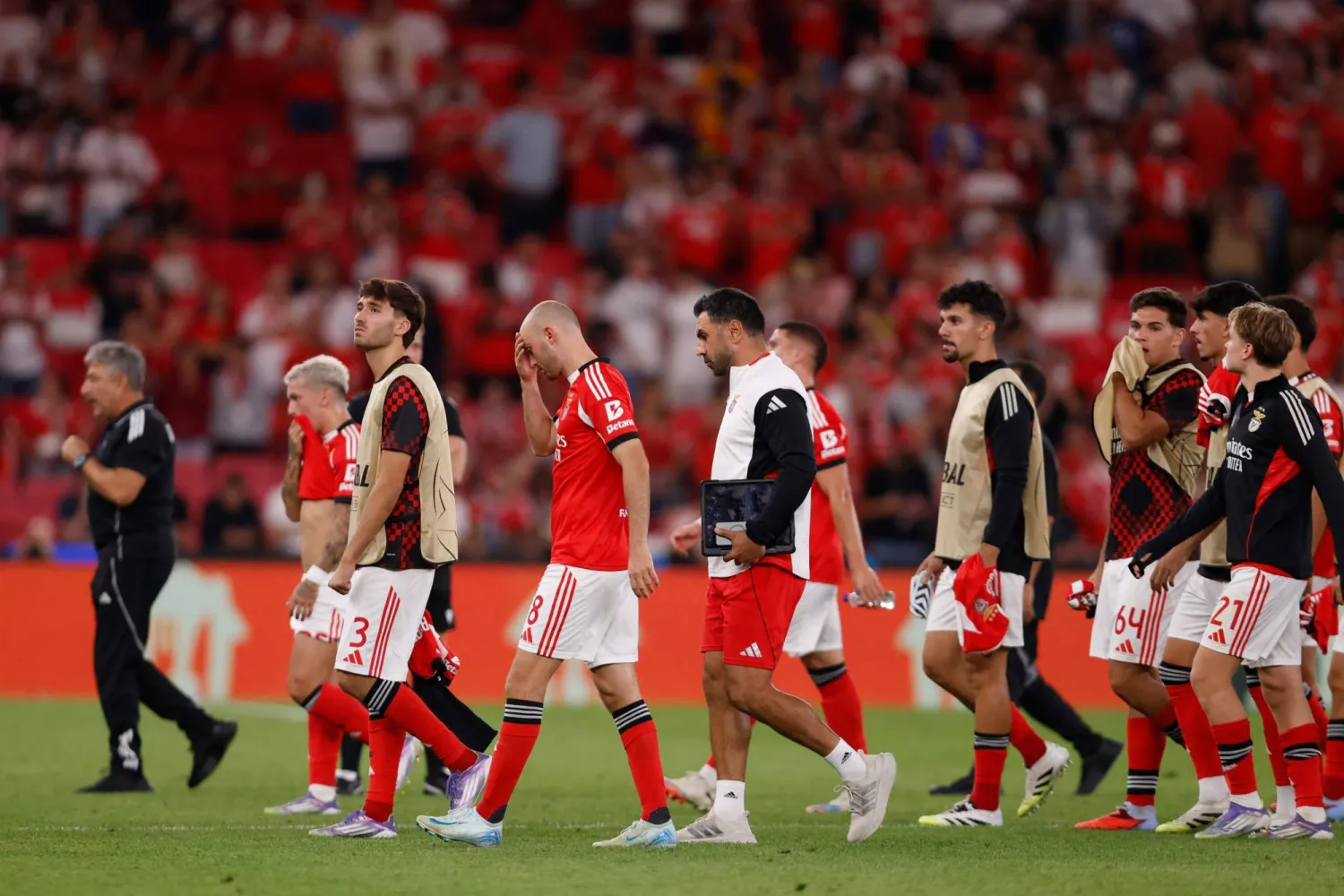 حسرة لاعبي بنفيكا بعد الهزيمة أمام كاراباخ (أ.ف.ب)