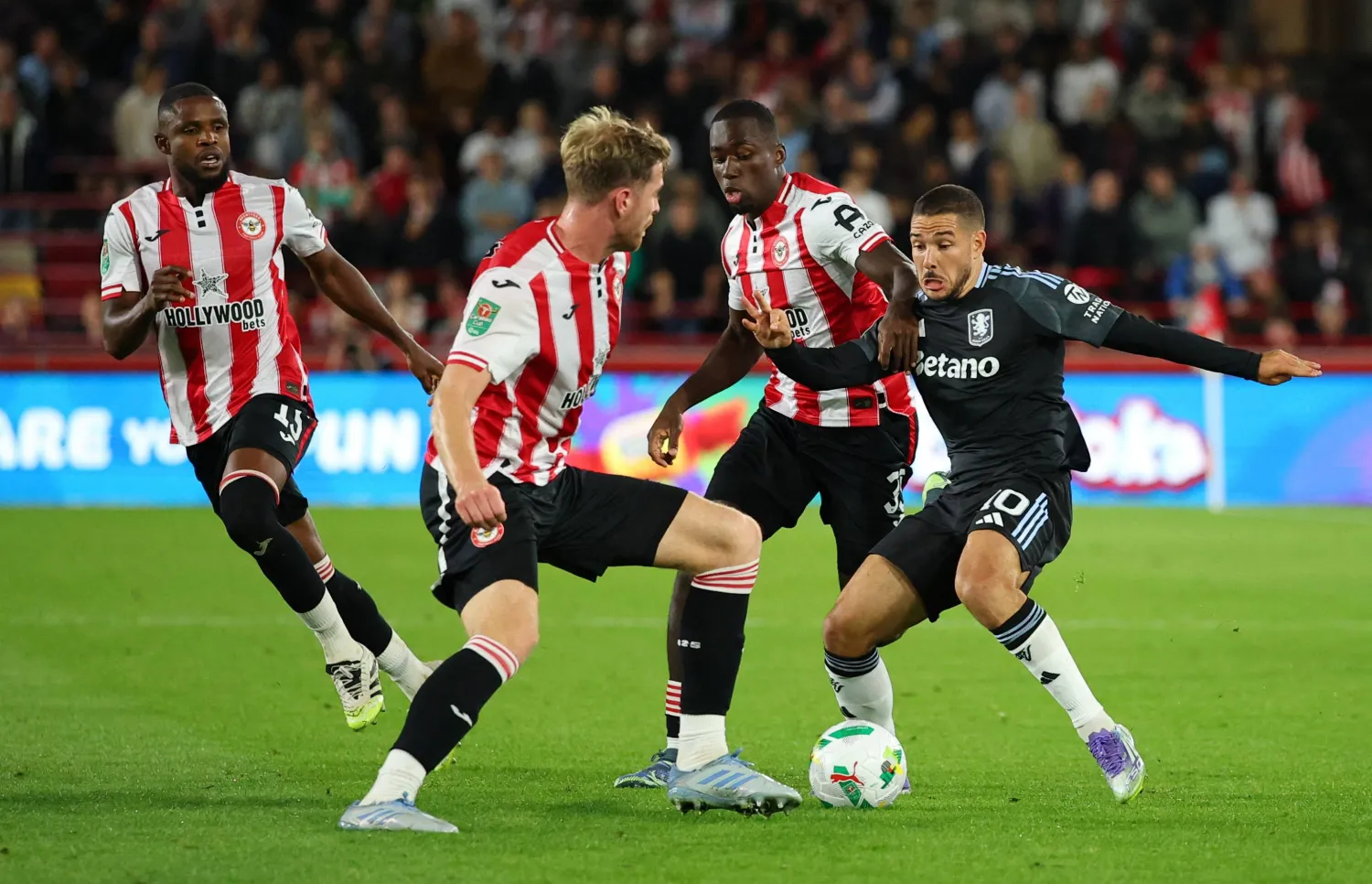 أستون فيلا ودّع كأس الرابطة الإنجليزية المحترفة بخسارته من برنتفورد (رويترز)