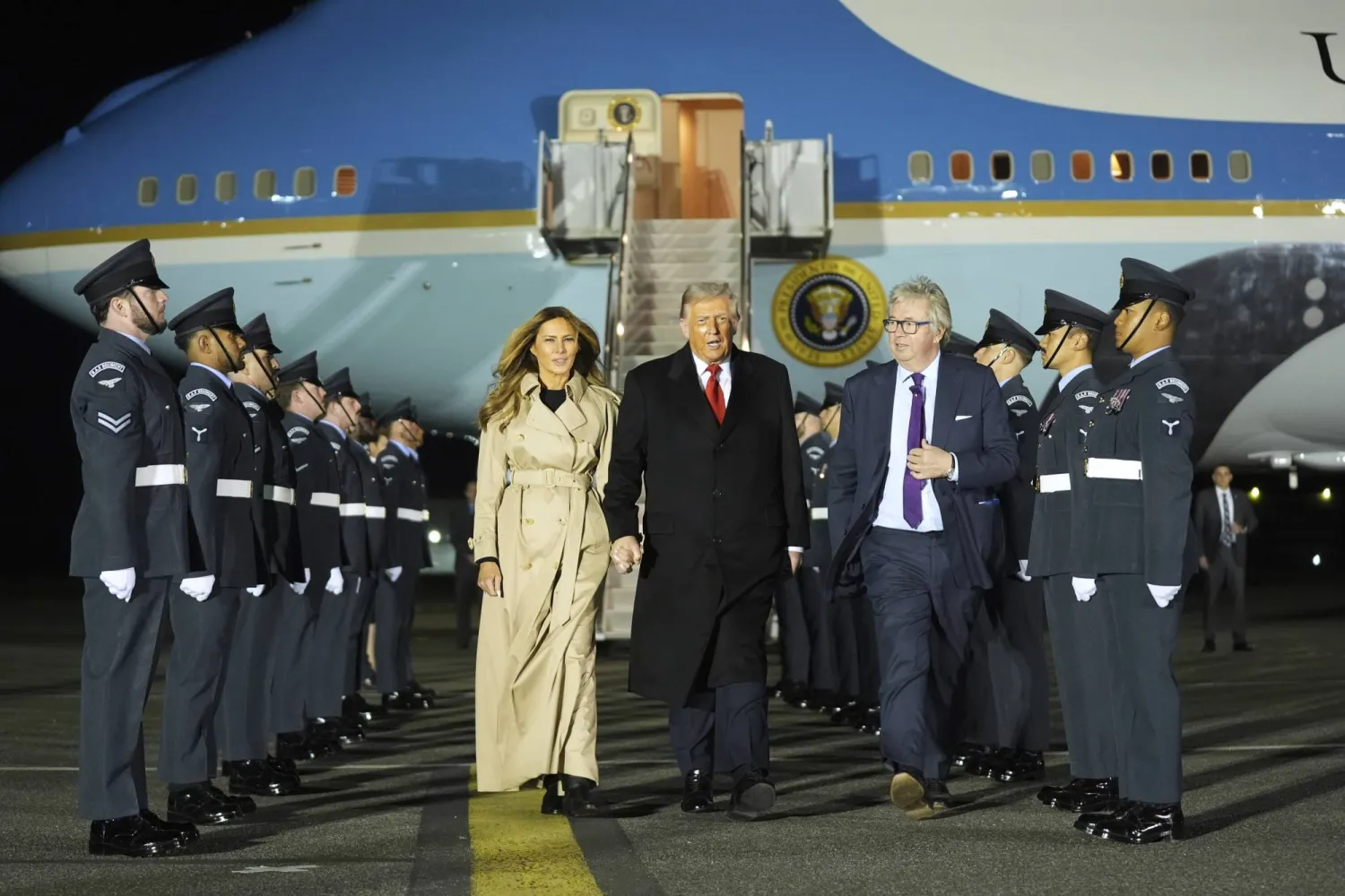  الرئيس الأميركي دونالد ترامب والسيدة الأولى ميلانيا ترمب عند وصولهما إلى مطار ستانستيد قرب لندن (ا.ب)