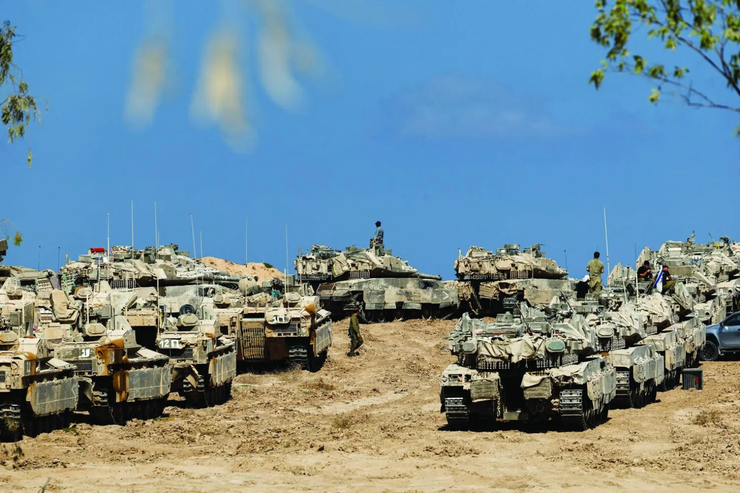 دبابات إسرائيلية على حدود قطاع غزة الثلاثاء في بداية الهجوم البري (أ.ف.ب)