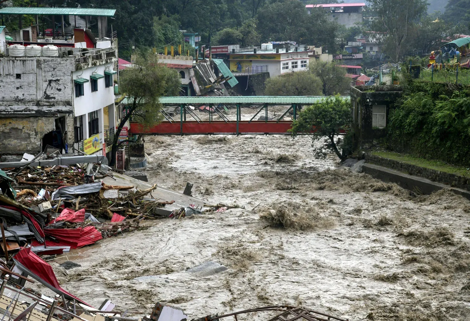 Hindistan'ın Uttarakhand eyaletinde meydana gelen heyelan ve şiddetli yağışların görüntüsü (AFP)