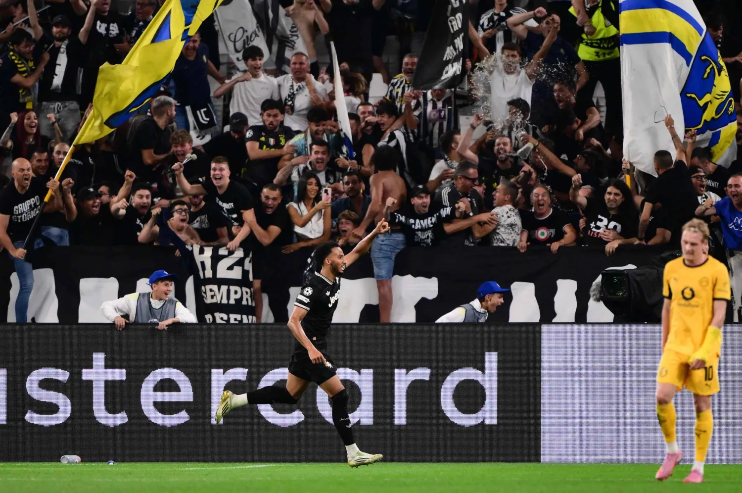 Juventus' English defender #06 Lloyd Kelly celebrates scoring his team's fourth goal during the UEFA Champions League first round day 1 football match between Juventus and Borussia Dortmund at the Allianz stadium in Turin, northern Italy, on September 16, 2025. (AFP)