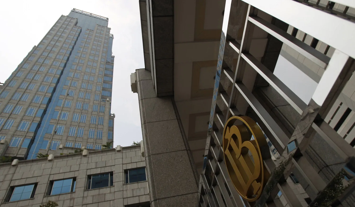 مبنى البنك المركزي الإندونيسي في جاكرتا (رويترز)