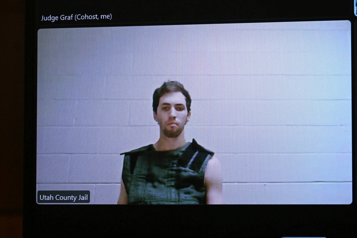 تايلر روبنسون المتهم بقتل تشارلي كيرك يظهر أمام قاضي المحكمة الجزئية الرابعة توني غراف (رويترز)