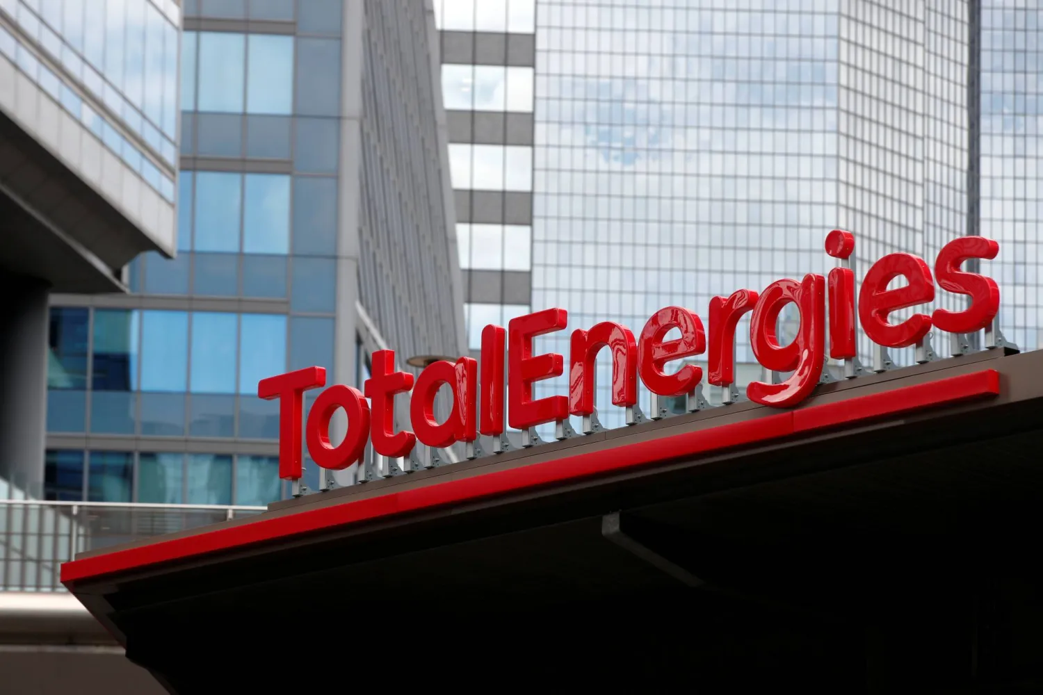 شعار محطة تزويد السيارات الكهربائية بالوقود التابعة لـ«توتال إنرجيز» في حي الأعمال لا ديفانس في باريس (رويترز)