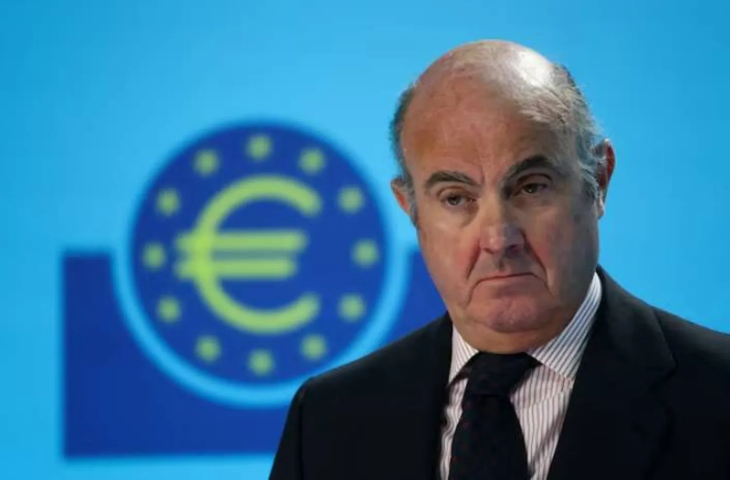 لويس دي غويندوس نائب رئيس البنك المركزي الأوروبي يحضر مؤتمراً صحافياً في فرانكفورت (رويترز)