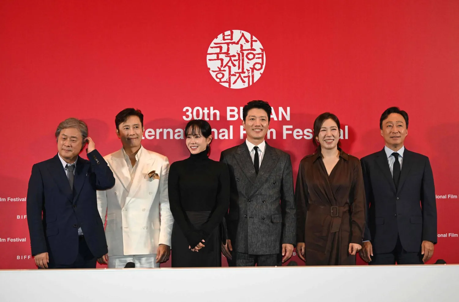 (L-R) South Korean director Park Chan-wook, actors Lee Byung-hun, Son Ye-jin, Park Hee-soon, Lee Sung-min and Yeom Hye-ran pose for a photo after a press conference for the opening film "No Other Choice" of the 30th Busan International Film Festival (BIFF) at the Busan Cinema Center in Busan on September 17, 2025. (AFP)