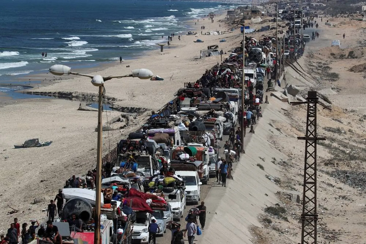 Displaced Palestinians, fleeing northern Gaza due to an Israeli military operation, move southward after Israeli forces ordered residents of Gaza City to evacuate to the south, in the central Gaza Strip, September 17, 2025. (Reuters)