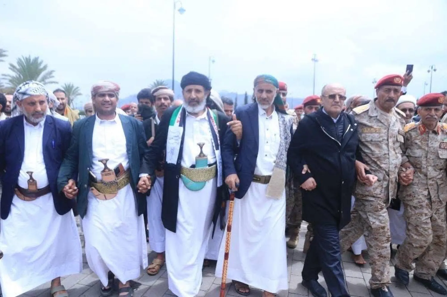 نادراً ما يغيب قادة الحوثيين عن تشييع قتلاهم (إعلام محلي)